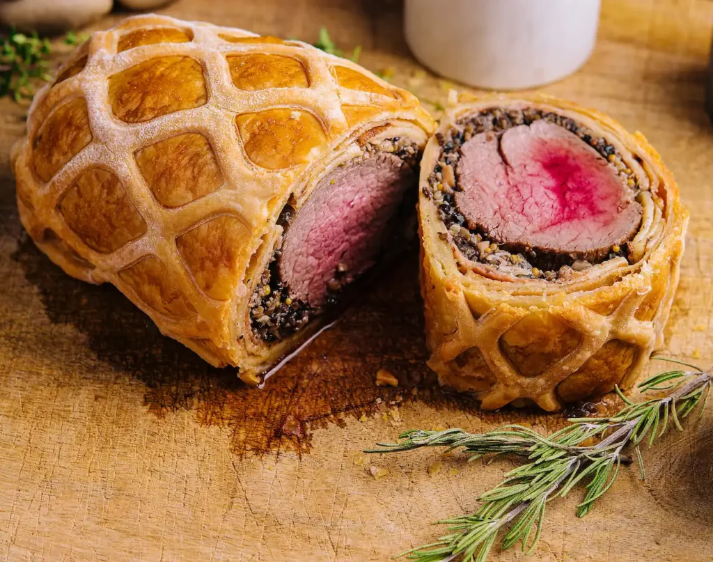 beef wellington på skærebræt