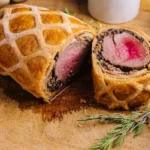 beef wellington på skærebræt
