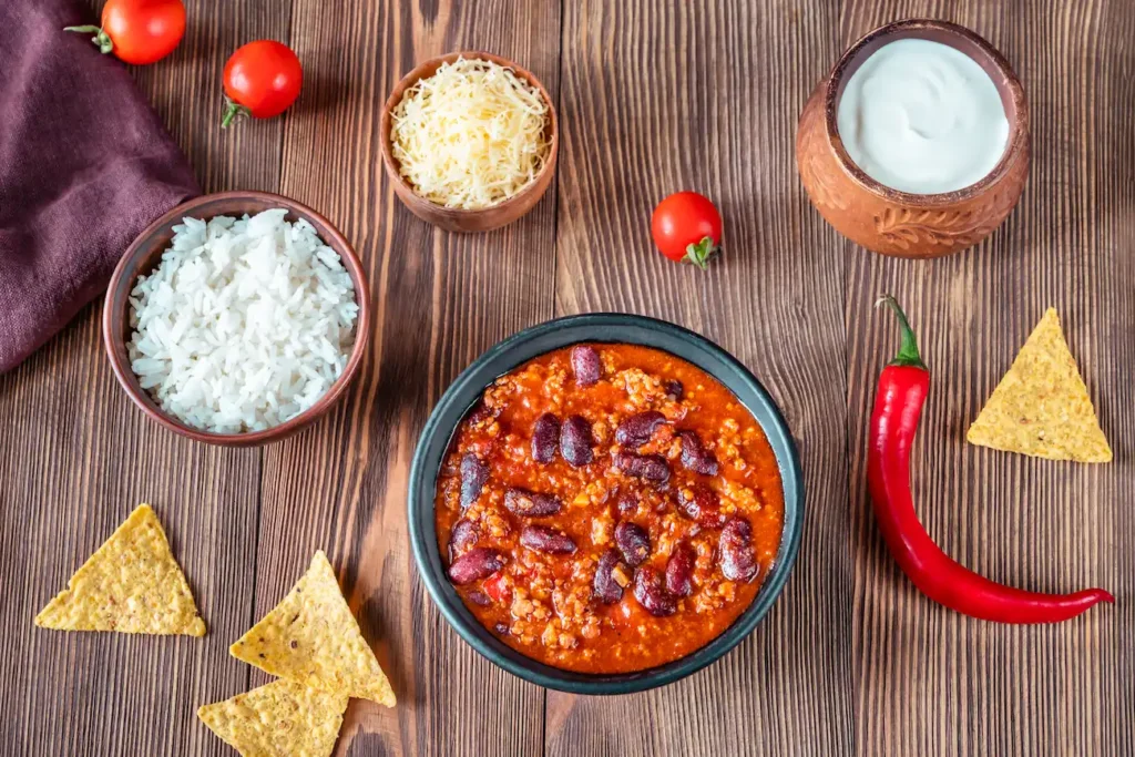 chili con carne med ris, creme fraiche, revet ost og nachos