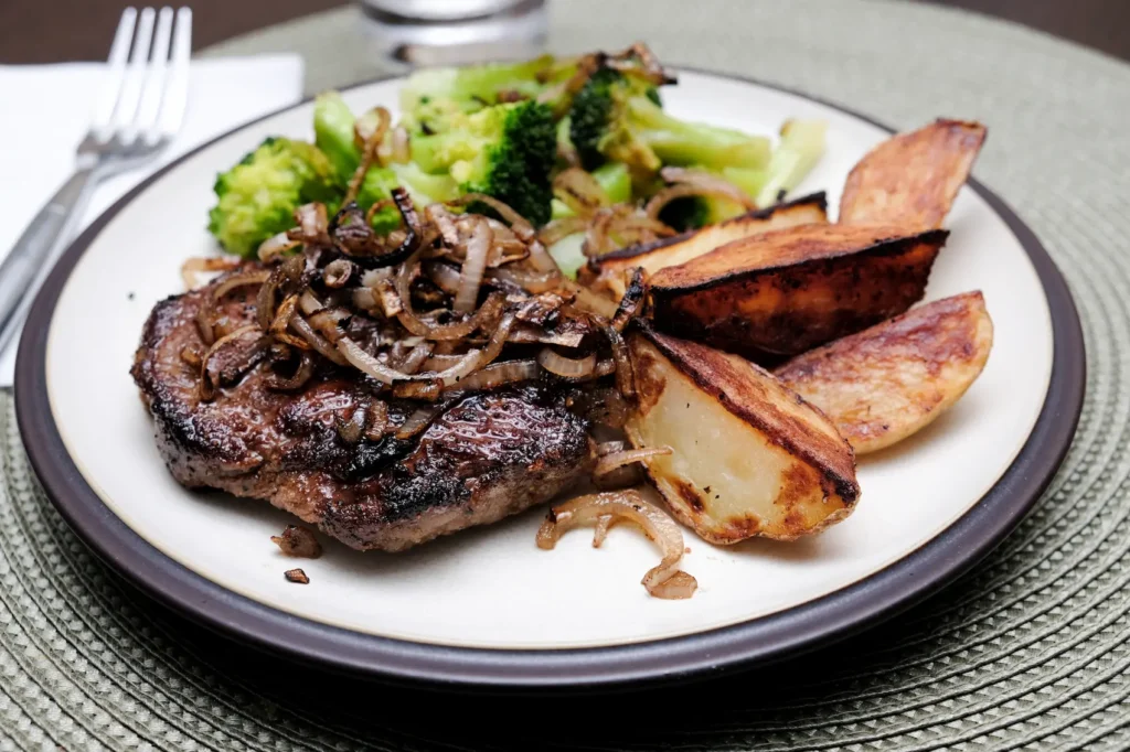Engelsk bøf med bløde løg, kartofler og broccoli
