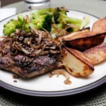 Engelsk bøf med bløde løg, kartofler og broccoli