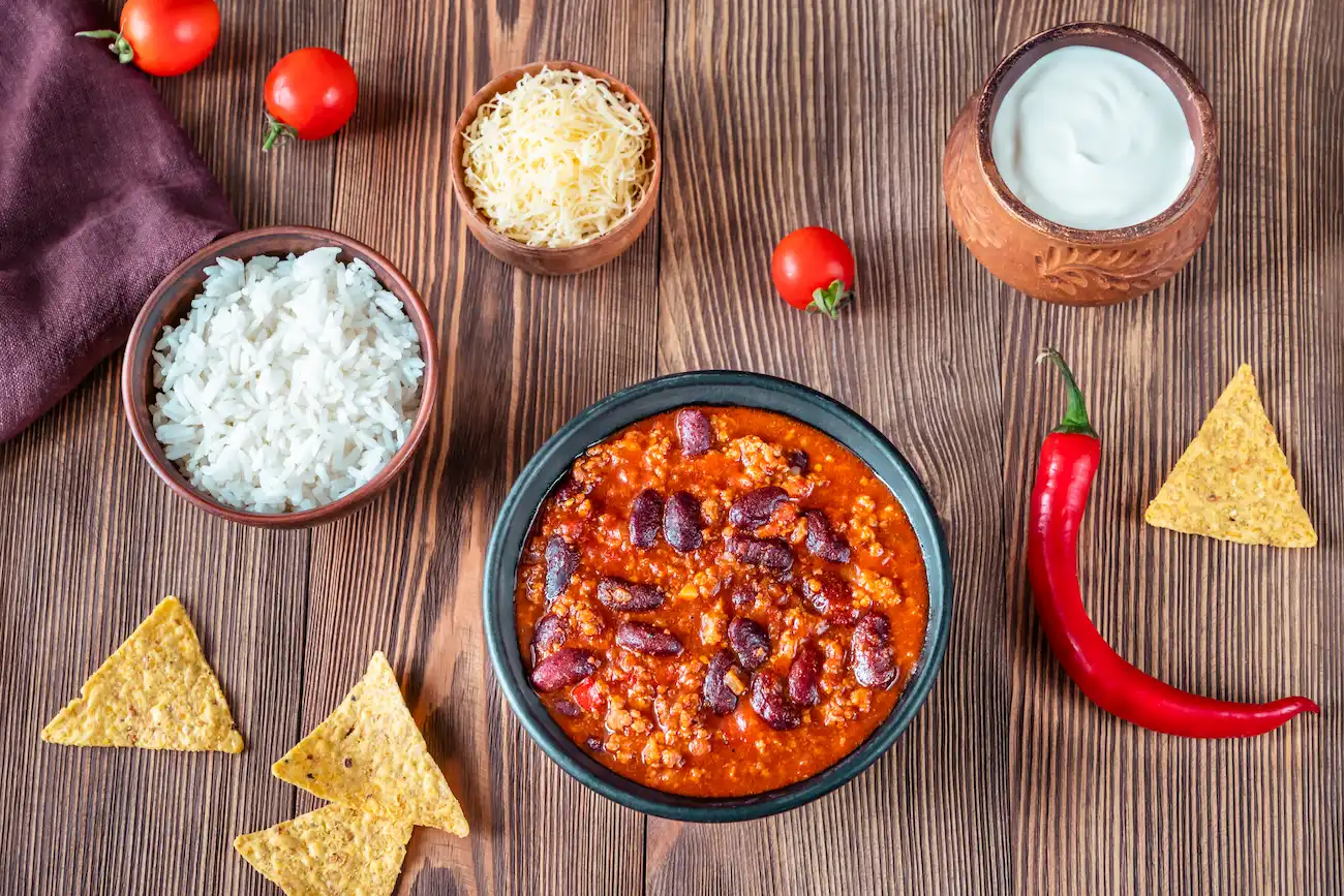 chili con carne med ris, creme fraiche, revet ost og nachos
