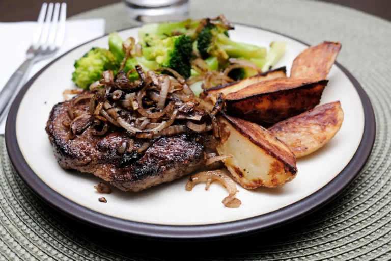 Engelsk bøf med bløde løg, kartofler og broccoli