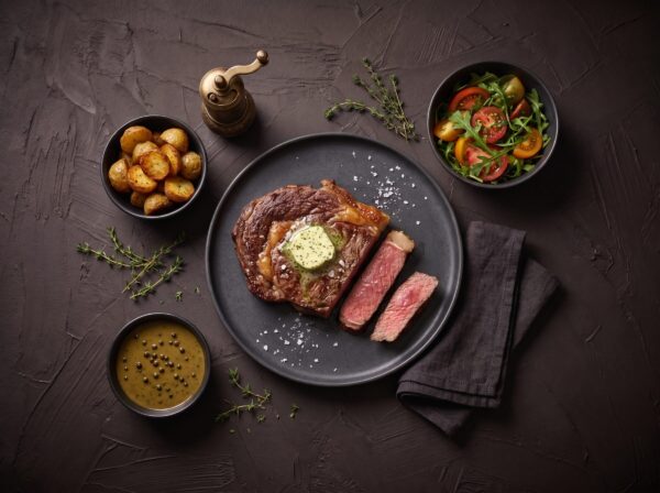 Entrecôte med kryddersmør, ovnkartofler og grøn peber-sauce