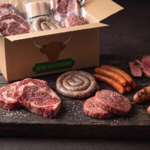 Grillkassen fra Jysk Naturkød med bøffer, grillpølser og hakket oksekød