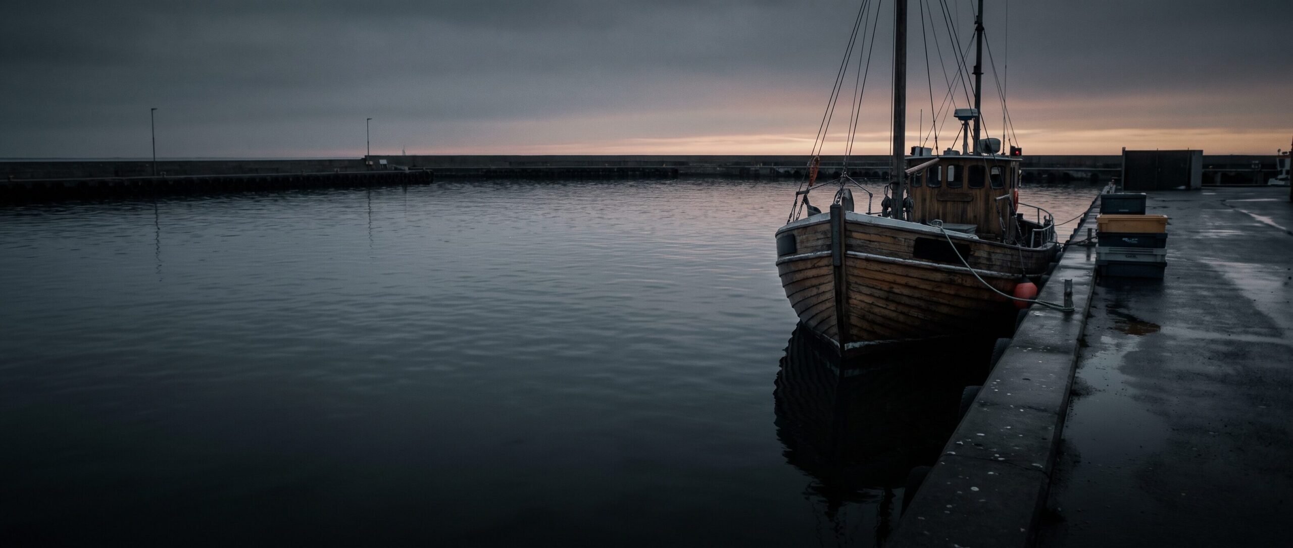 Fiskekutter i en havn ved Nordsøen i daggry.