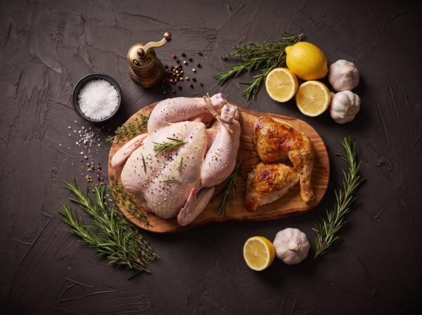 Hel rå økologisk kylling med citron, hvidløg og rosmarin