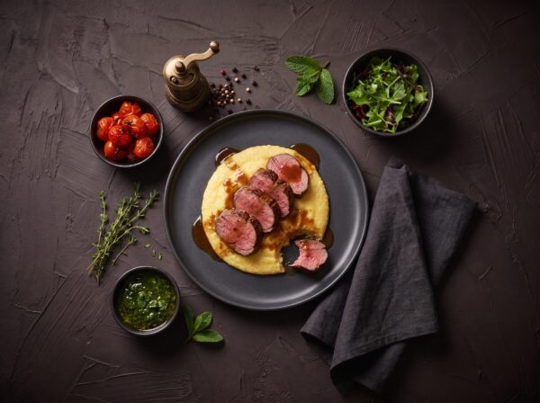 Lammemørbrad i skiver på polenta med sky