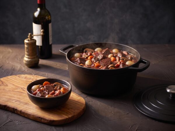 Boeuf bourguignon simrer i støbejernsgryde