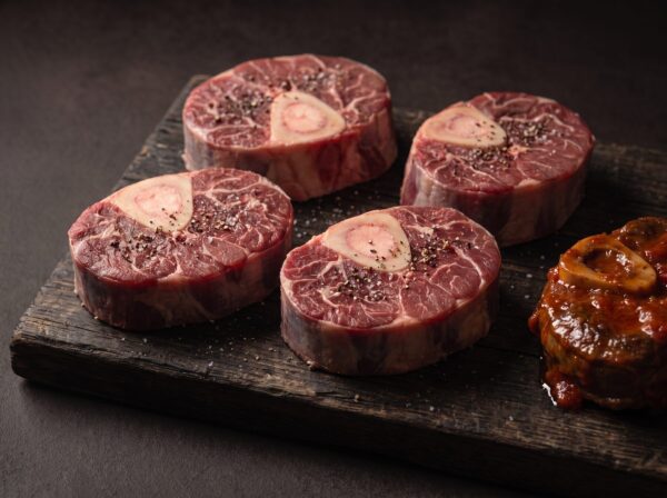 Osso buco af skotsk højlandskvæg med marv i midten
