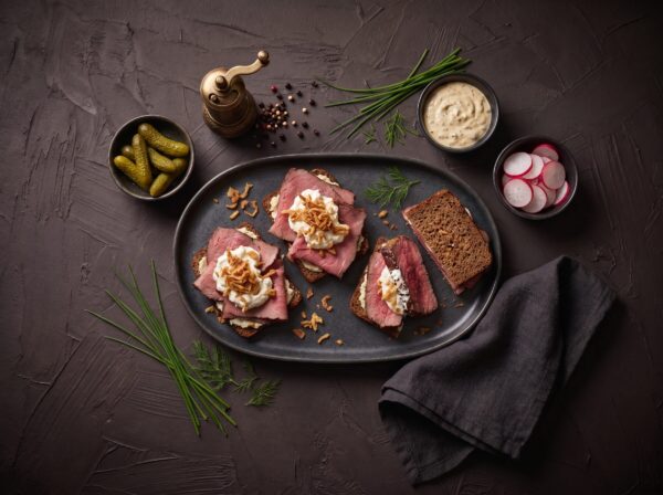 Frokostbord med smørrebrød af røget okseinderlår