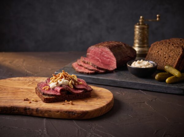 Smørrebrød med røget okseinderlår, peberrodscreme og sprøde løg